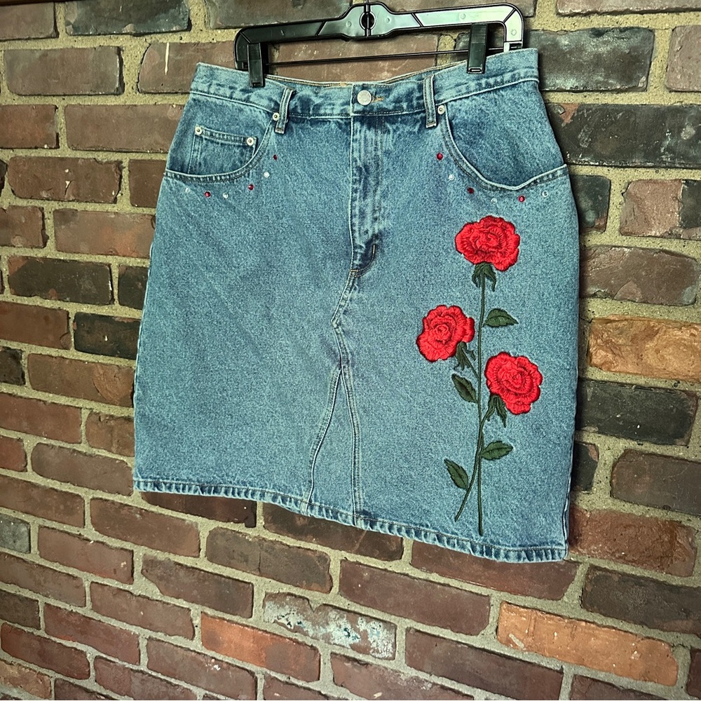 Vtg ADRIANA Sport embroidered 100% cotton denim sz 18W (33” waist / 21.5” long)